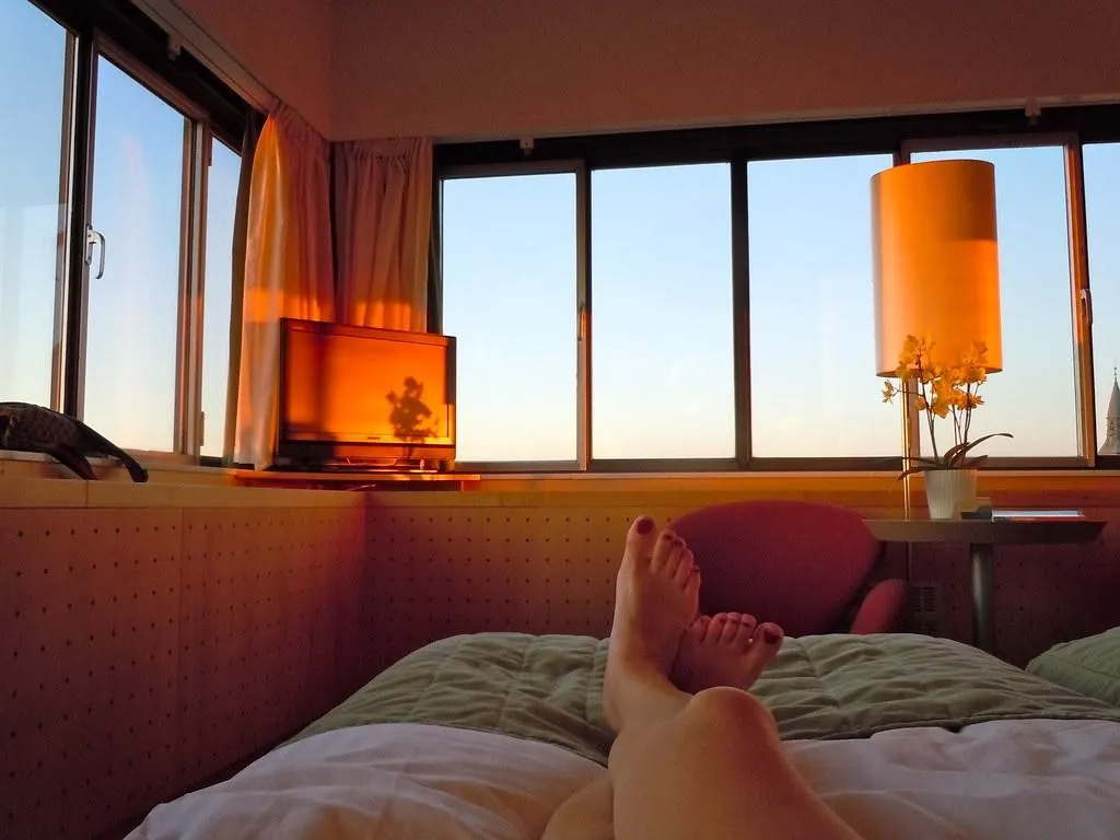 Pilih Tempat Menginap dengan View yang Bagus, 1. Siapkan dan Rencanakan dengan Detail, 2. Pilihlah Agen Travel Wisata yang Terpercaya, 3. Pilih Satu Pulau Saja, 4. Menentukan Alat Transportasi, 5. Ingat Jadwal Pemberangkatan Kapal, 6. Pakailah Sunblock, 7. Kenakan Pakaian Berbahan Katun, 8. Peralatan Elektronik dan Perlengkapannya, 9. Bawa Minuman dan Makanan Ringan, 10. Pilih Tempat Menginap dengan View yang Bagus, 11. Pilih Musim Liburan yang Terbaik