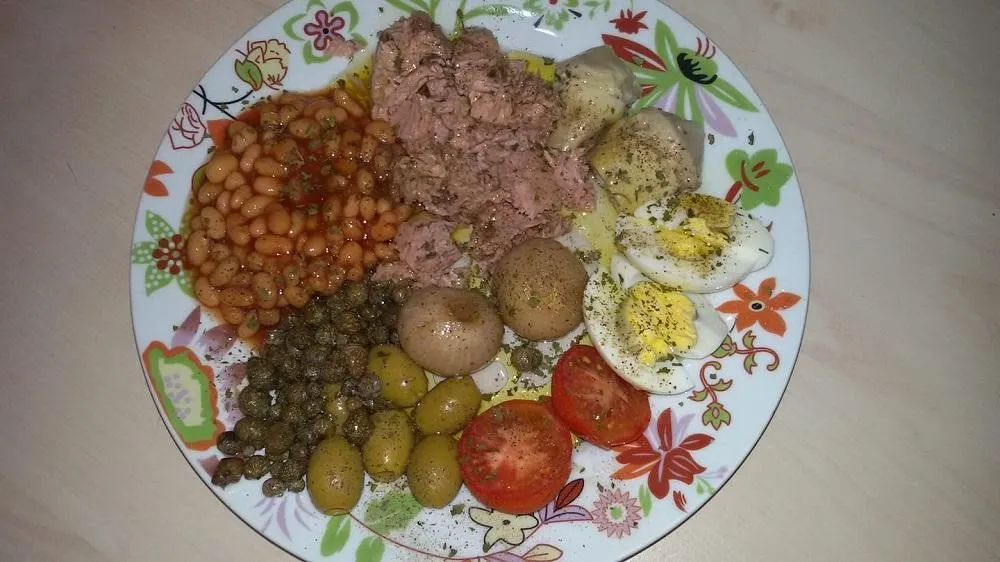 Platt Malti, 1. Stuffat tal-Fenek, 2. Aljotta, 3. Bigilla, 4. Bebbux bl-aljoli, 5. Stuffat tal-Qarnita, 6. Bragioli, 7. Pastizz, 8. Imqarrun il-forn, 9. Platt Malti, 10. Ħobż/Ftira biż-Żejt