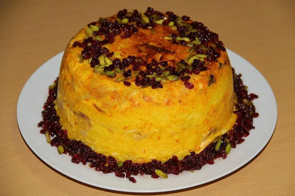 Tahchin, 1. Dizi atau Abgoosht, 3. Fesenjan (Fesenjoon), 4. Kebab Chelo, 5. Tahchin, 6. Kashke Bademjan, 7. Sabzi Khordan, 8. Gheimeh, 9. Kufteh Tabriz, 10. Tahdig