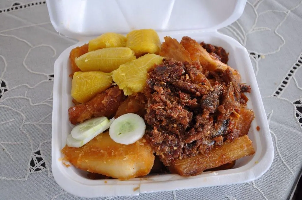 Telo Terie, 2. Saoto, 3. Pitjel, 4. Telo Terie, 5. Oseng-oseng, 6. Goedangan, 7. Bakabana, 8. Sambal, 9. Moksi Alesi , 10. Roti