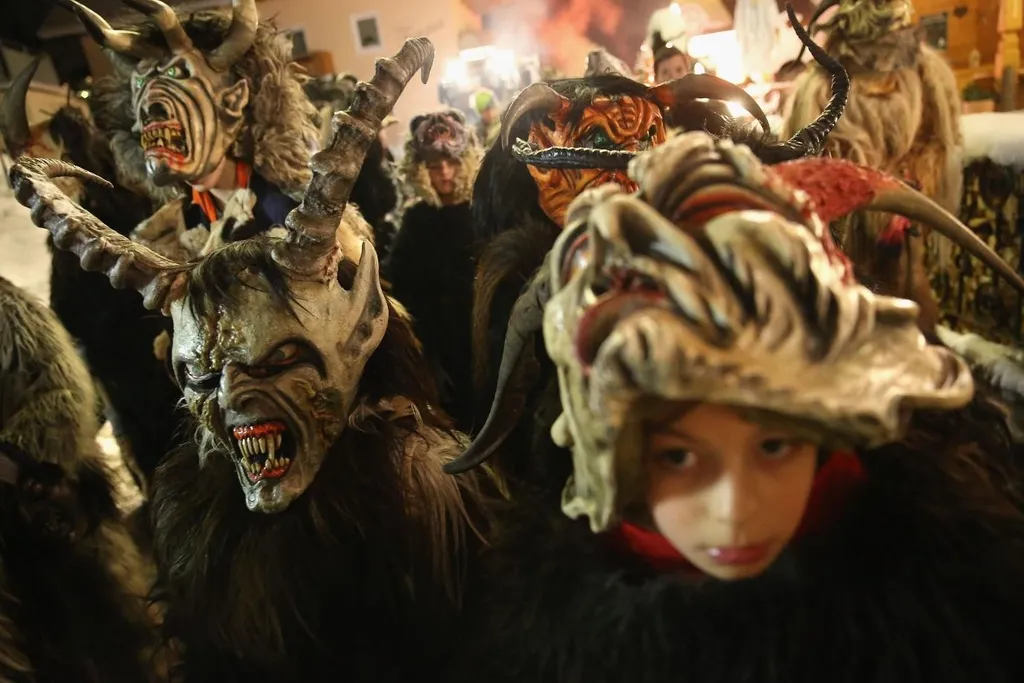 Tradisi Krampusläufe, 1. Taat Aturan , 2. Membawa Uang Cash , 3. Suka Bersepeda , 4. Tepat Waktu , 5. Konsumsi Alkohol di Usia Remaja, 6. Berjemur di Taman, 7. Memilah Sampah , 8. Natal Lebih Awal, 9. Tradisi Krampusläufe, 10. Tidak Suka Basi-Basi