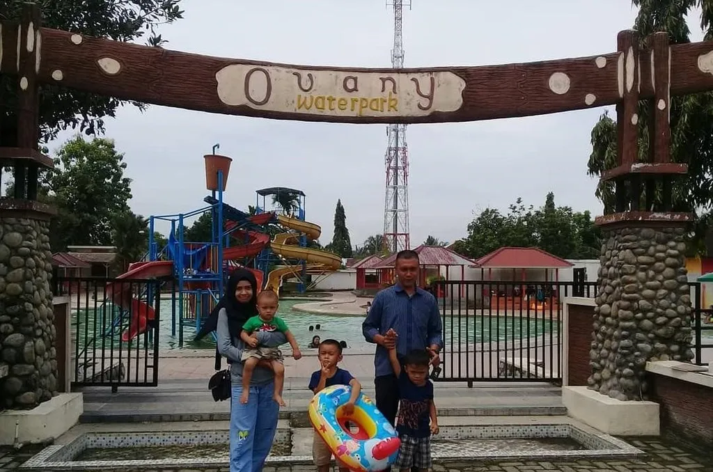 Ovany Water Park, 1. Masjid Raya Binjai, 2. Kuil Shri Mariamman, 3. Tanah Lapang Merdeka Binjai, 4. Taman Selfie Binjai, 5. Ovany Water Park, 6. Taman Balita Kota Binjai, 7. Pasar Kaget Binjai, 8. Taman Edukasi Binjai, 9. Stasiun Binjai, 10. Pantai Florida