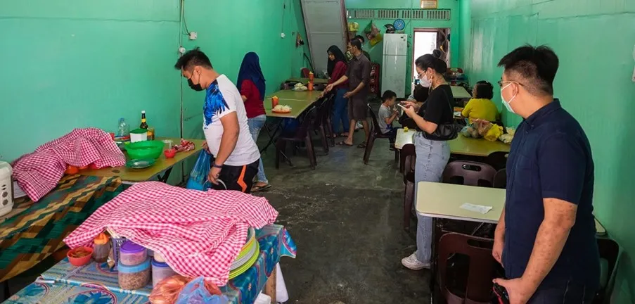 Aroma Seafood, 1. Rumah Makan Kebun Pondok Punokawan, 2. Pondok Surya Binjai, 3. Sari Rasa, 4. RM Madukoro, 5. Rumah Makan Etek Jaya, 6. Waroeng Kaliki, 7. Waroeng Was Was, 8. Rumah Makan Irian, 9. Aroma Seafood, 10. Nasi Lemak Awi