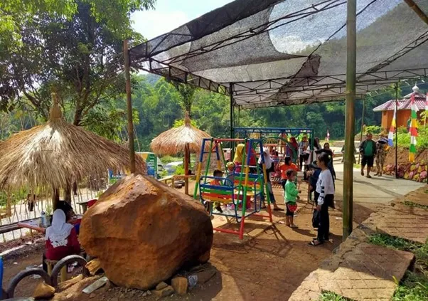Desa Wisata Sehati, 1. Taman Buru Gunung Masigit Kareumbi, 2. Dreamland Cicalengka, 3. Bukit Teletubbies, 4. Puncak Suji, 5. Curug Cinulang, 6. Pasir Candi, 7. Desa Wisata Sehati