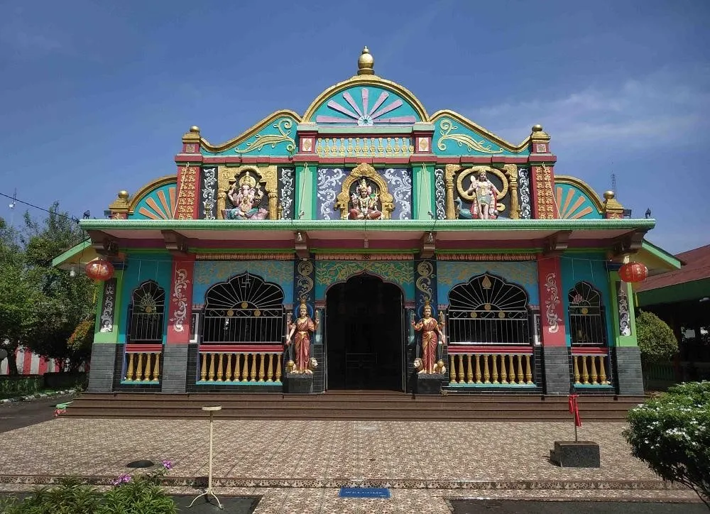 Kuil Shri Mariamman, 1. Masjid Raya Binjai, 2. Kuil Shri Mariamman, 3. Tanah Lapang Merdeka Binjai, 4. Taman Selfie Binjai, 5. Ovany Water Park, 6. Taman Balita Kota Binjai, 7. Pasar Kaget Binjai, 8. Taman Edukasi Binjai, 9. Stasiun Binjai, 10. Pantai Florida