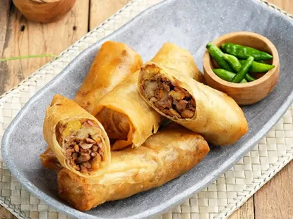 Kuliner Lokal is a Must!, 1. Bikin Itinerary, 2. Transportasi yang Digunakan, 3. Cari Penginapan Sesuai Kebutuhan, 4. Siapkan Uang Tunai dan Uang Non Tunai, 5. Pilih Pakaian yang Nyaman, 6. Jangan Lupa Perlindungan Kulit, 7. Bawa Makanan Ringan dan Minum di Tas, 8. Kuliner Lokal is a Must!