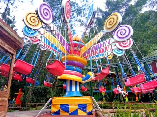 Lolly Swing, 1. Baby Zoo, 2. Safari Trek, 3. Pertunjukan Satwa, 4. Safari Journey, 5. Balon Udara, 6. Boom Boom Car, 7. Safari Malam, 8. Spinning Boat, 9. Flume Ride, 10. Lolly Swing