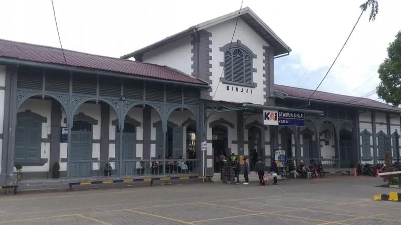 Stasiun Binjai, 1. Masjid Raya Binjai, 2. Kuil Shri Mariamman, 3. Tanah Lapang Merdeka Binjai, 4. Taman Selfie Binjai, 5. Ovany Water Park, 6. Taman Balita Kota Binjai, 7. Pasar Kaget Binjai, 8. Taman Edukasi Binjai, 9. Stasiun Binjai, 10. Pantai Florida