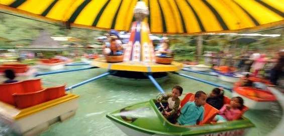Spinning Boat, 1. Baby Zoo, 2. Safari Trek, 3. Pertunjukan Satwa, 4. Safari Journey, 5. Balon Udara, 6. Boom Boom Car, 7. Safari Malam, 8. Spinning Boat, 9. Flume Ride, 10. Lolly Swing