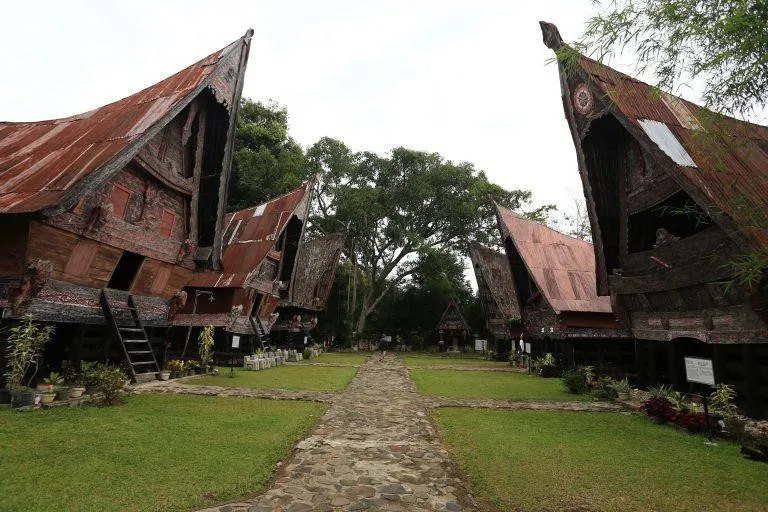 Museum TB Silalahi, 1. Pantai Lumban Bulbul, 2. Pahoda, 3. Onan Balerong, 4. Desa Meat, 5. Museum TB Silalahi, 6. Makam Raja Sisingamangaraja XII, 7. Air Terjun Sampuran