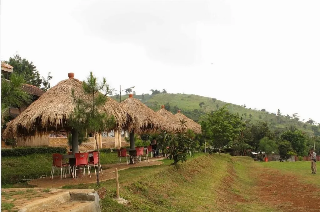 Manglayang Jungle Place, 1. Bukit Moko, 2. Wanawisata Batu Kuda, 3. Kampung Bamboo, 4. Curug Cinulang, 5. Curug Templek, 6. Lembah Korpri Tangga 100, 7. Tangga 1000, 8. Wetland Park Cisurupan, 9. Manglayang Jungle Place, 10. Oray Tapa