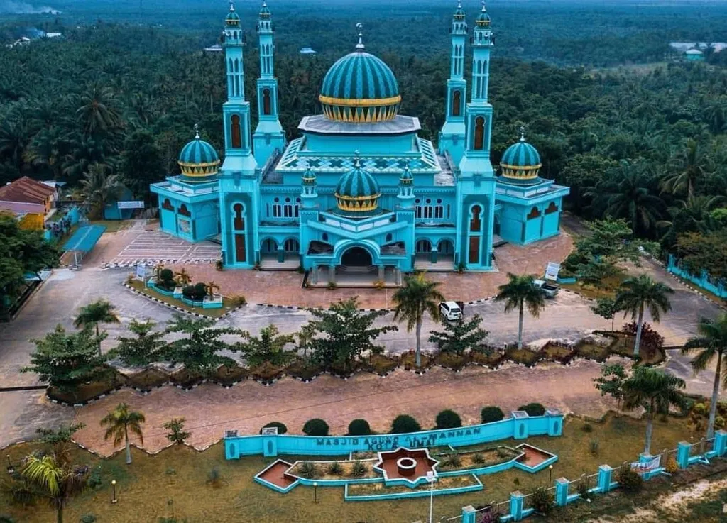 Masjid Raya Al-Manan, 1. Pantai Teluk Makmur, 2. Hutan Wisata Dumai, 3. Danau Bunga Tujuh, 4. Wisata Mancing Pantai Pak Ngah, 5. Bandar Bakau Dumai, 6. Taman Bukit Gelanggang, 7. Tugu Lancang Kuning, 8. Pantai Koneng, 9. Masjid Raya Al-Manan, 10. Taman Telaga Tirta Patra