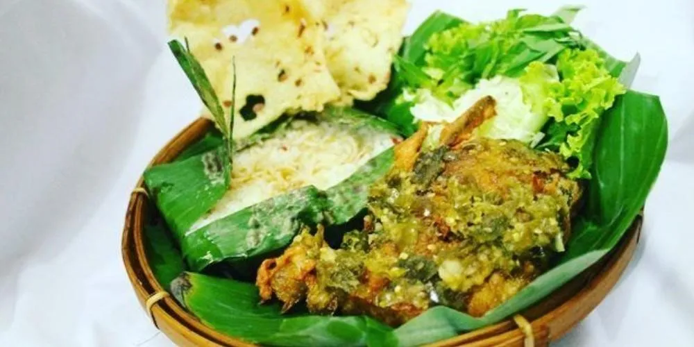 Nasi Bakar Sombang, 1. Nasi Bakar Sombang, 2. Udang Tauco Deli Serdang, 3. Bubur Pedas, 4. Nasi Perang, 5. Rujak Uleg, 6. Gulai Masam, 7. Seafood Bagan Percut, 8. Mie Sop, 9. Bolu Kampung