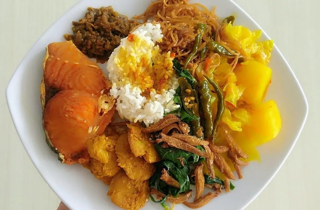 Nasi Galung, 1. Nasi Galung, 2. Roti Ganda, 3. Ikan Mas Naniura, 4. Mie Gomak, 5. Roti Ketawa, 6. Babi Panggang, 7. Mie Goyang, 8. Mie Sop, 9. Lontong Mie