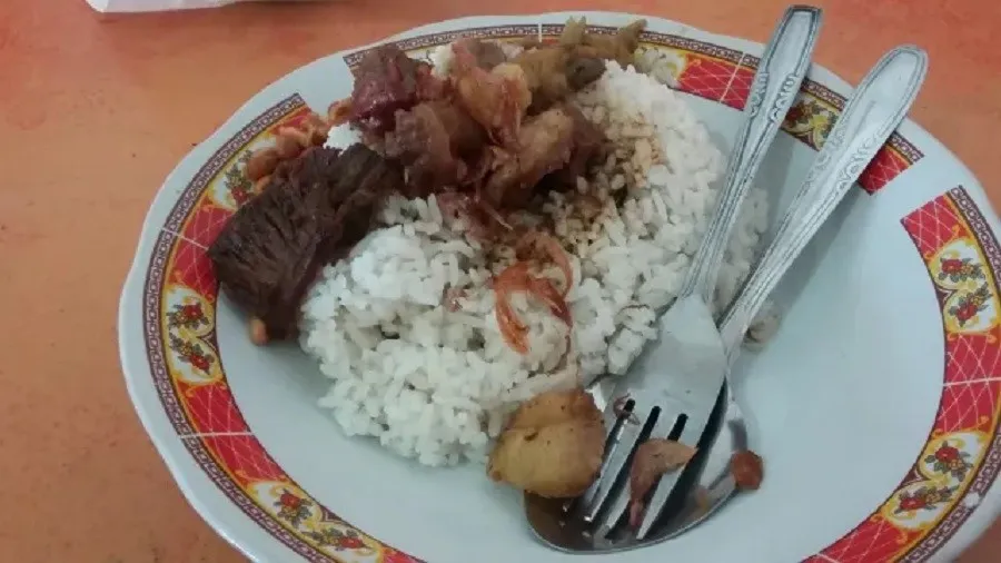 Nasi Kotaraja, 1. Serabi Santan, 2. Ayam Rarang, 3. Sate Bulayak, 4. Bantal, 5. Sate Rembiga, 6. Nasi Kotaraja, 7. Sate Tanjung, 8. Ayam Taliwang, 9. Kue Kerake, 10. Sate Pusut