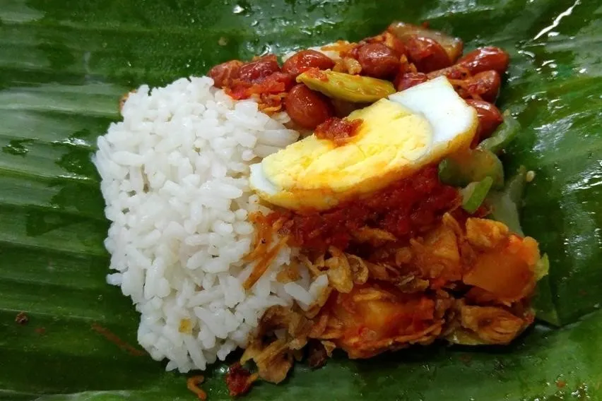 Nasi Perang, 1. Nasi Bakar Sombang, 2. Udang Tauco Deli Serdang, 3. Bubur Pedas, 4. Nasi Perang, 5. Rujak Uleg, 6. Gulai Masam, 7. Seafood Bagan Percut, 8. Mie Sop, 9. Bolu Kampung