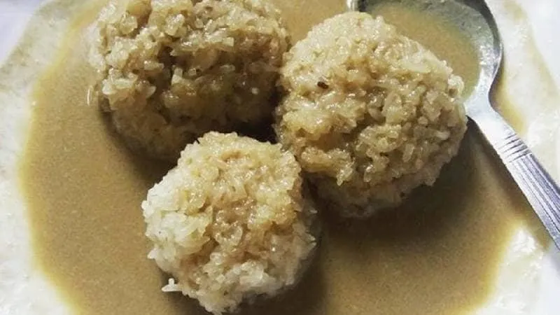 Nasi Tue, 1. Ikan Panggang Pacak, 2. Mie Gomak, 3. Ikan Panggang Geleng, 4. Lompong Sagu, 5. Gulai Ikan Sibolga, 6. Nasi Tue, 7. Sambal Andaliman, 8. Pale Badar atau Pepes Ikan Teri, 9. Ebi (Udang Kering), 10. Ikan Teri Sibolga