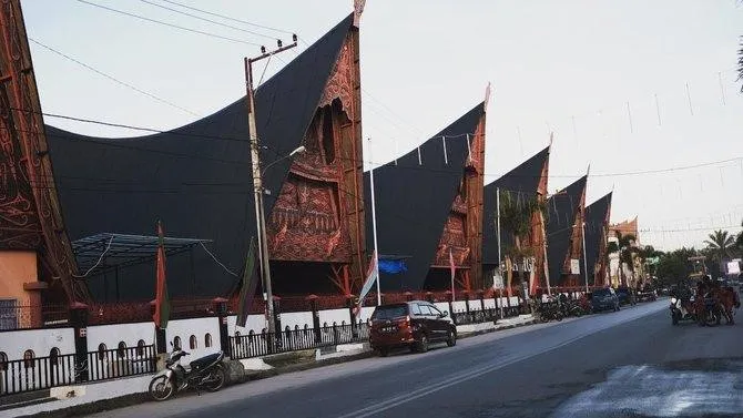 Onan Balerong, 1. Pantai Lumban Bulbul, 2. Pahoda, 3. Onan Balerong, 4. Desa Meat, 5. Museum TB Silalahi, 6. Makam Raja Sisingamangaraja XII, 7. Air Terjun Sampuran