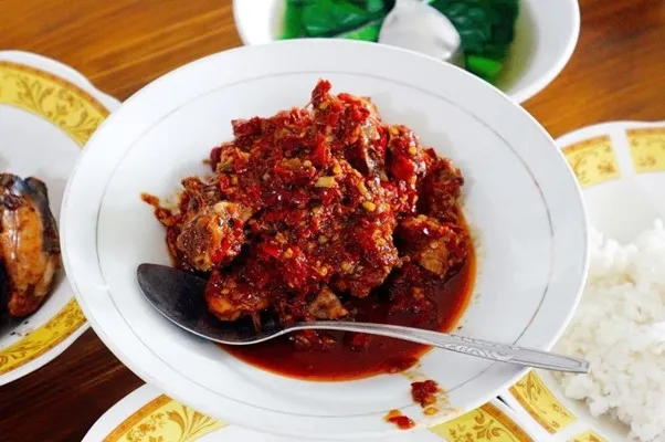 Ayam Rarang, 1. Serabi Santan, 2. Ayam Rarang, 3. Sate Bulayak, 4. Bantal, 5. Sate Rembiga, 6. Nasi Kotaraja, 7. Sate Tanjung, 8. Ayam Taliwang, 9. Kue Kerake, 10. Sate Pusut