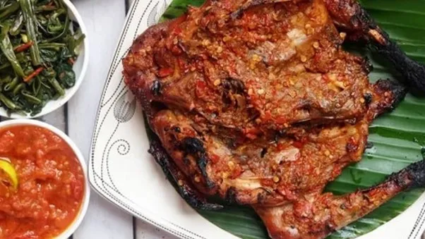 Ayam Taliwang, 1. Serabi Santan, 2. Ayam Rarang, 3. Sate Bulayak, 4. Bantal, 5. Sate Rembiga, 6. Nasi Kotaraja, 7. Sate Tanjung, 8. Ayam Taliwang, 9. Kue Kerake, 10. Sate Pusut