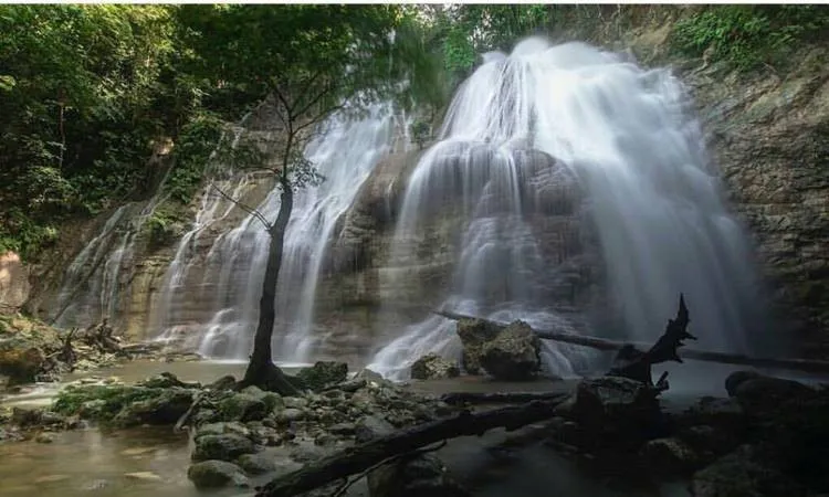 Air Terjun Karmon, 1. Telaga Biru Samares, 2. Pantai Anggopi, 3. Air Terjun Wafsarak, 4. Goa Binsari, 5. Air Terjun Karmon, 6. Wisata Cagar Budaya Kuburan Tua Padwa, 7. Pantai Batu Picah, 8. Tanjung Saruri, 9. Pulau Owi, 10. Pantai Segara Indah
