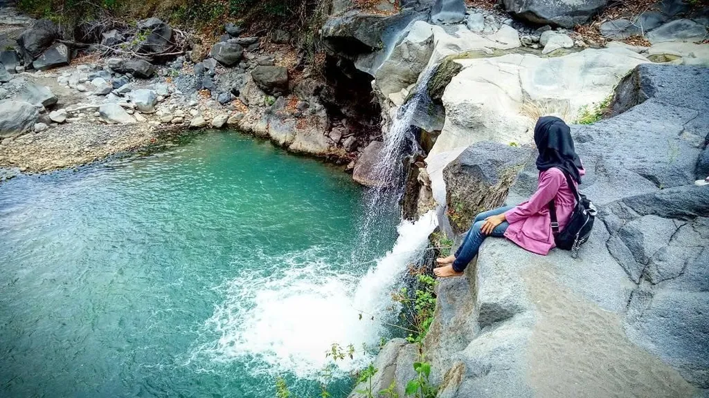 Air Terjun Madu, 1. Air Terjun Madu, 2. Air Terjun Jeruk Manis, 3. Air Terjun Mangku Sakti, 4. Air Terjun Semporonan, 5. Air Terjun Umar Maya, 6. Air Terjun Mangku Kodek, 7. Air Terjun Kuda Sembrani, 8. Air Terjun Penimbungan, 9. Air Terjun Otak Kokok, 10. Air Terjun Dewi Selendang
