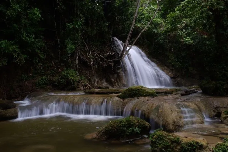 Air Terjun Wafsarak, 1. Telaga Biru Samares, 2. Pantai Anggopi, 3. Air Terjun Wafsarak, 4. Goa Binsari, 5. Air Terjun Karmon, 6. Wisata Cagar Budaya Kuburan Tua Padwa, 7. Pantai Batu Picah, 8. Tanjung Saruri, 9. Pulau Owi, 10. Pantai Segara Indah