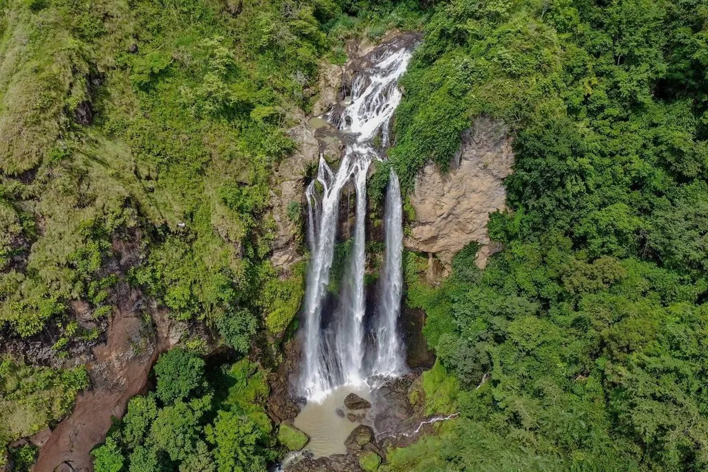 Air Terjun Tama’lulua, 1. Pulau Libukang, 2. Bukit Bosolo, 3. Air Terjun Tama’lulua, 4. Air Terjun Boro, 5. Bukit Sinalu Bulu Jaya, 6. Air Terjun Pelangi Lembah Impian (Malulua Rumbia), 7. Lembah Hijau Rumbia Resort, 8. PLTB Tolo, 9. Batu Karst Pundo Siping, 10. Kampoeng Mangrove Ra'ra