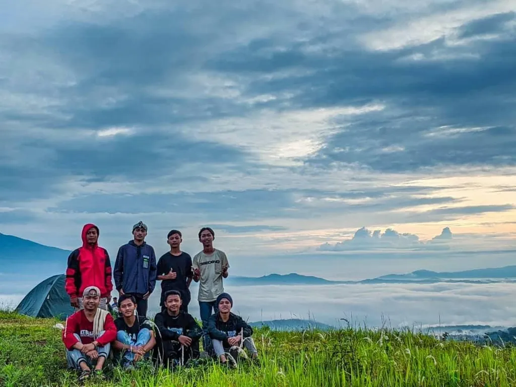 Bukit Pamoroan, 1. Cadas Gantung, 2. Bukit Kanaga, 3. Bumi Perkemahan Cipanten, 4. Bukit Mercury Sayang Kaak, 5. Bumi Perkemahan Cidewata, 6. Bukit Sanghyang Dora, 7. Bumi Perkemahan Telaga Pancar, 8. Bumi Perkemahan Desa Pajajar, 9. Camping Ground Curug Leles, 10. Bukit Pamoroan