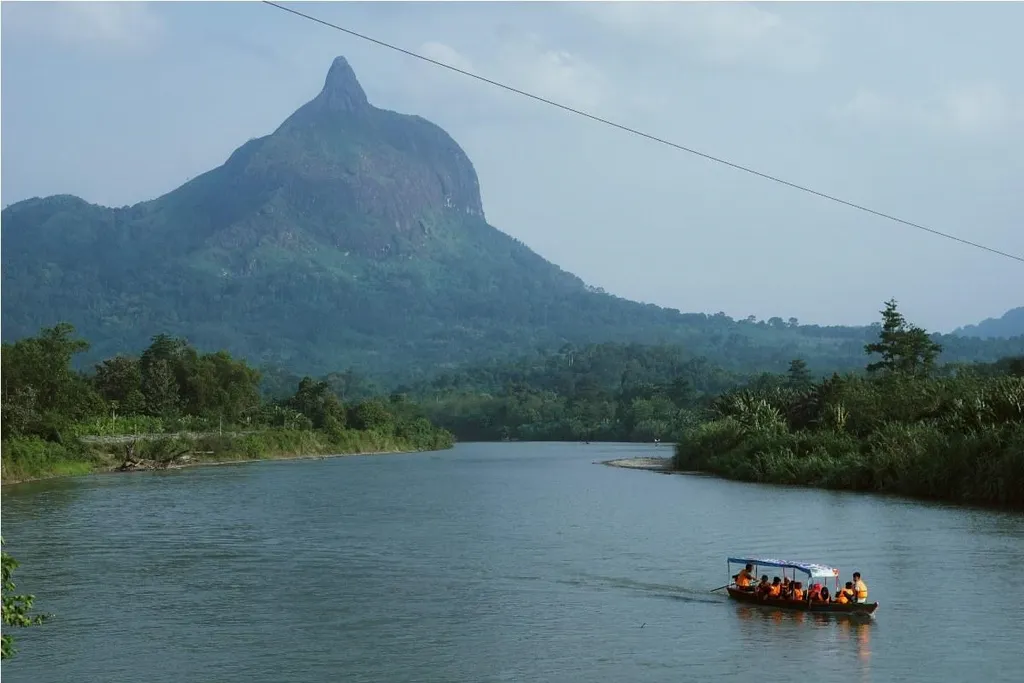 Bukit Serelo, 1. Taman 1000 Bunga Rumphon Cabe, 2. Curup Buluh Lahat, 3. Bukit Besar, 4. Danau Biru Keban, 5. Bukit Serelo, 6. Pelancu Ulak Pandan, 7. Taman Batu Organik, 8. Green Canyon Pulau Pinang, 9. Agrowisata Tanjung Sakti, 10. Penangkaran Gajah Lahat