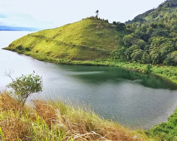 Bukit Sipolha, 1. Kebun Teh Sidamanik Bah Butong, 2. Air Terjun Bah Biak, 3. Danau Rawang, 4. Pemandian Bah Damanik, 5. Pemandian Aek Simatahuting, 6. Bukit Sipolha