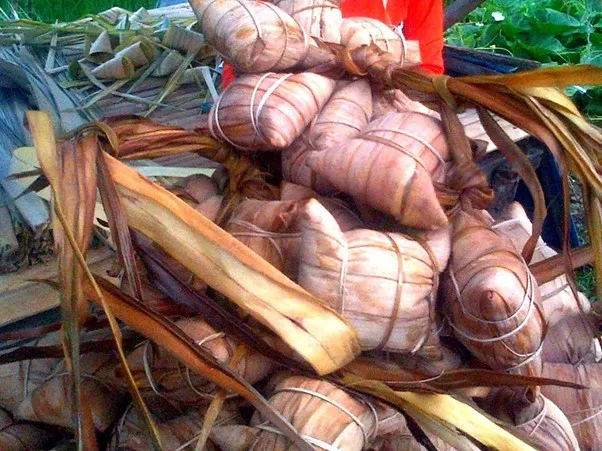 Bantal, 1. Serabi Santan, 2. Ayam Rarang, 3. Sate Bulayak, 4. Bantal, 5. Sate Rembiga, 6. Nasi Kotaraja, 7. Sate Tanjung, 8. Ayam Taliwang, 9. Kue Kerake, 10. Sate Pusut