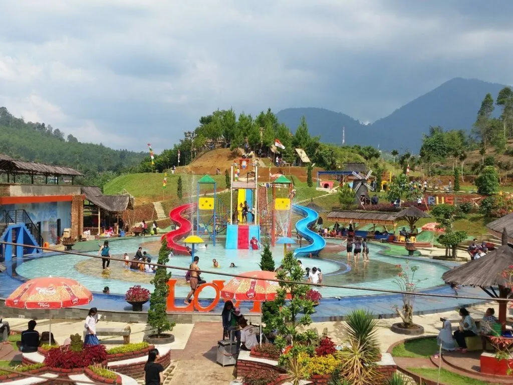 Barusen Hills, 1. Barusen Hills, 2. Palalangon Park, 3. Kampung Cai Ranca Upas, 4. Ciwidey Valley Hot Spring Water, 5. Kolam Alami di Kawah Rengganis, 6. EmTe Highland Resort, 7. Kolam Renang Ciwalini, 8. Kolam Renang Air Panas Cimanggu, 9. Kolam Renang Air Panas Punceling Pass