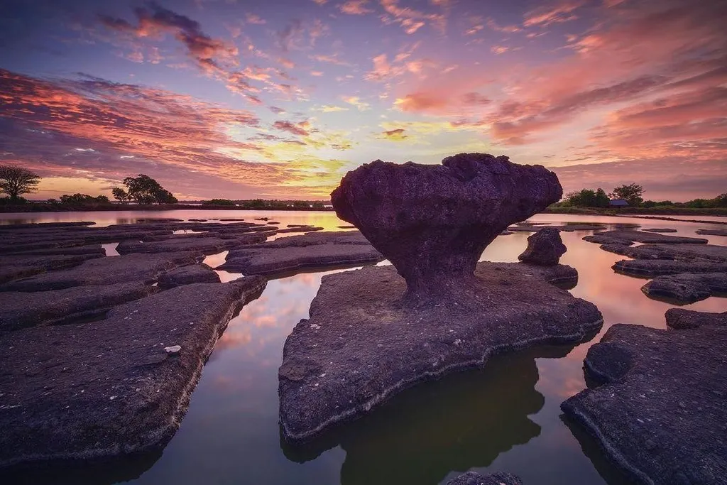 Batu Karst Pundo Siping, 1. Pulau Libukang, 2. Bukit Bosolo, 3. Air Terjun Tama’lulua, 4. Air Terjun Boro, 5. Bukit Sinalu Bulu Jaya, 6. Air Terjun Pelangi Lembah Impian (Malulua Rumbia), 7. Lembah Hijau Rumbia Resort, 8. PLTB Tolo, 9. Batu Karst Pundo Siping, 10. Kampoeng Mangrove Ra'ra