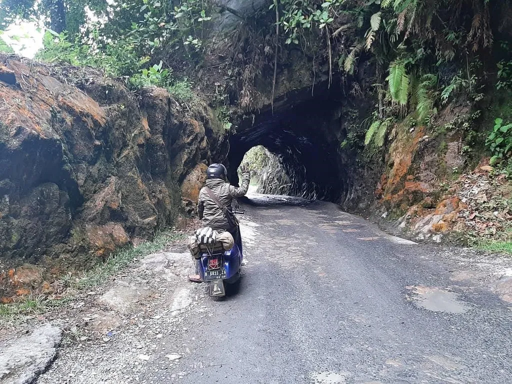 Batu Lobang, 1. Bukit Tor Simarbarimbing, 2. Pulau Poncan Ketek, 3. Pulau Putri, 4. Pantai Wisata Indah, 5. Sibolga Square, 6. Pulau Poncan Gadang, 7. Bukit Ketapang, 8. Batu Lobang, 9. Jembatan Kuning, 10. Pulau Bangke