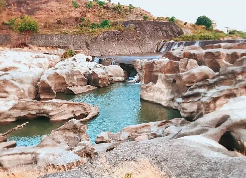 Bendungan Kampili, 1. Padivalley Golf Club, 2. Danau Tanralili, 3. Lembah Ramma, 4. Air Terjun Takapala, 5. Malino Highland, 6. Bendungan Kampili, 7. Museum Balla Lompoa, 8. Pemandian Lembah Biru, 9. Air Terjun Parangloe, 10. Benteng Somba Opu