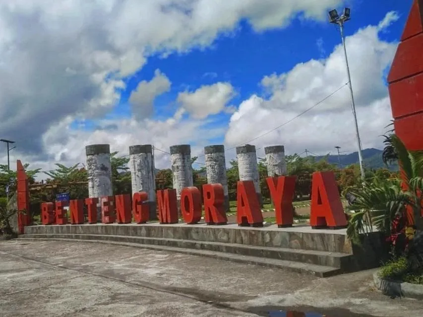 Benteng Moraya, 1. Benteng Moraya, 2. Uluna Tondano, 3. Danau Tondano, 4. Masjid Agung Al-Falah Kyai Mojo, 5. Patung Sarapung Korengkeng, 6. Lekow Wangko, 7. Kolam Air Panas Citos Koya, 8. Taman Kota Tondano, 9. Goa Jepang Tonsealama, 10. Tree House Puncak Urongo
