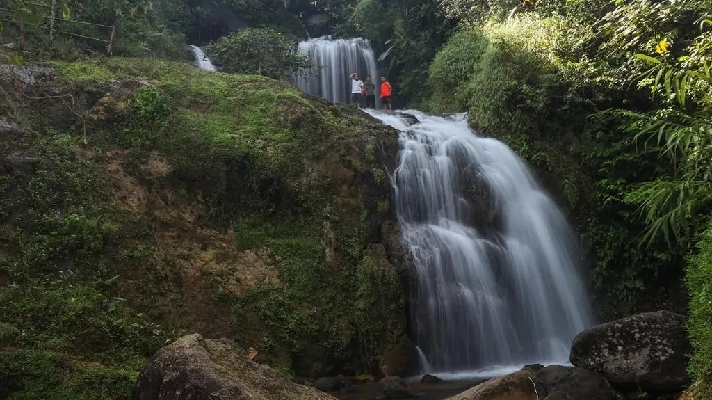 Curug Cigorobog, 1. Curug Cipongkor, 2. Curug Cihonje, 3. Curug Cigorobog, 4. Curug Ciputrawangi, 5. Curug Sabuk, 6. Curug Ciwalur, 7. Curug Buud, 8. Curug Jatma
