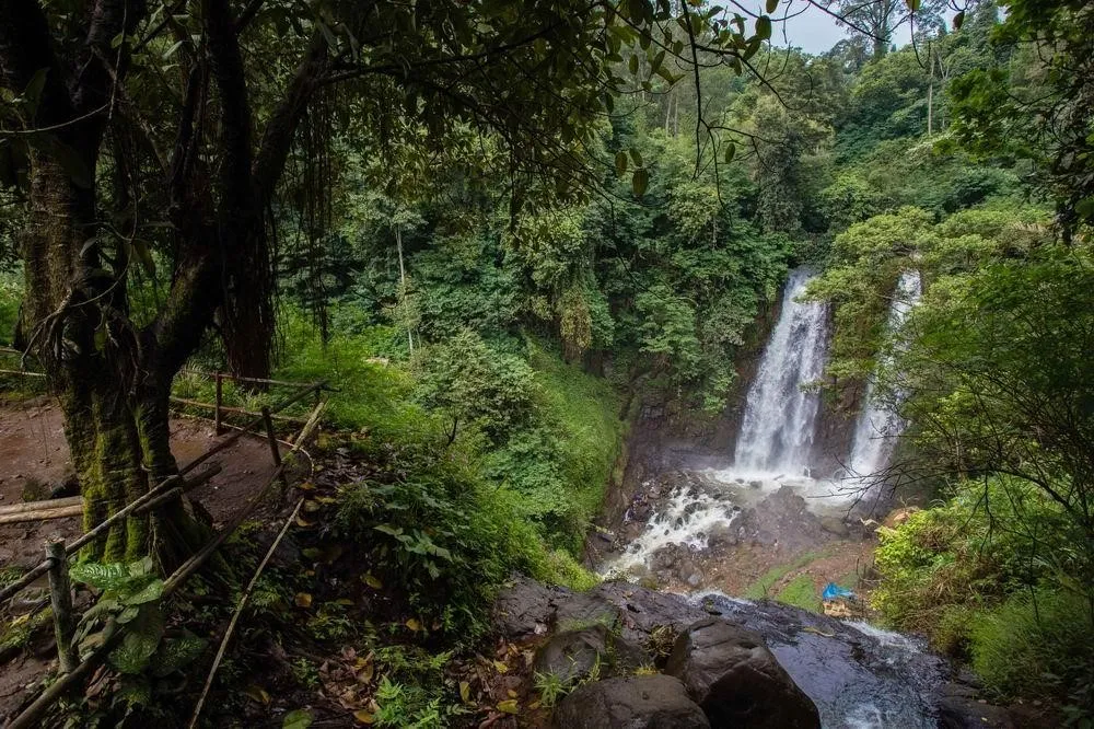 Curug Cinulang, 1. Bukit Moko, 2. Wanawisata Batu Kuda, 3. Kampung Bamboo, 4. Curug Cinulang, 5. Curug Templek, 6. Lembah Korpri Tangga 100, 7. Tangga 1000, 8. Wetland Park Cisurupan, 9. Manglayang Jungle Place, 10. Oray Tapa