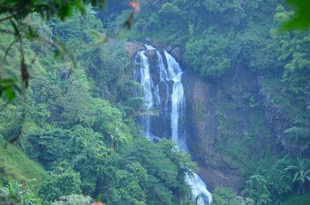 Curug Ciwalur, 1. Curug Cipongkor, 2. Curug Cihonje, 3. Curug Cigorobog, 4. Curug Ciputrawangi, 5. Curug Sabuk, 6. Curug Ciwalur, 7. Curug Buud, 8. Curug Jatma