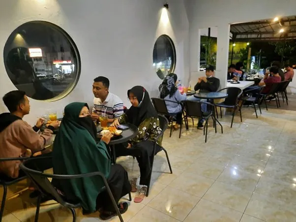 Café Jumpa Tengah, 1. Lim’s Café Kok Tong, 2. Replika Yard, 3. Taman Selfie, 4. Koetaradja kopi, 5. Dylan Coffee, 6. Veteran Coffee, 7. Café Teras, 8. Café Jumpa Tengah, 9. Streetbar Binjai, 10. Indie kopi