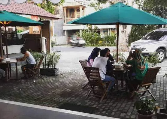 Café Teras, 1. Lim’s Café Kok Tong, 2. Replika Yard, 3. Taman Selfie, 4. Koetaradja kopi, 5. Dylan Coffee, 6. Veteran Coffee, 7. Café Teras, 8. Café Jumpa Tengah, 9. Streetbar Binjai, 10. Indie kopi