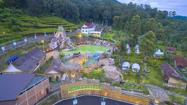Ciwidey Valley Resort, 1. Patuha Tjiwideij Resort, 2. Kampung Karuhun Sutan Raja, 3. Cimanggu Cottage, 4. D’Riam Riverside, 5. Villa Ciwidey Argapuri Resort, 6. Vila Ciung Wanara, 7. Pondok Gembyang Ciwidey, 8. Penginapan eMTe Highland Resort, 9. Sukarasa Endah Cottage, 10. Ciwidey Valley Resort