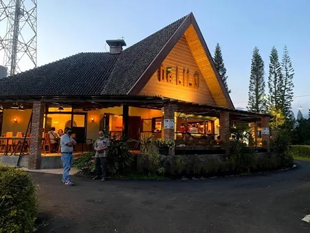 De Lila, 1. Biji Hitam, 2. Jabu Café &amp; Restaurant, 3. Gundaling Farmstead, 4. Pal’s Coffee, 5. De Lila, 6. Café Raymond, 7. Kedai Kopi Purba, 8. BPK Ajimbelang 4, 9. Wajik Bahagia