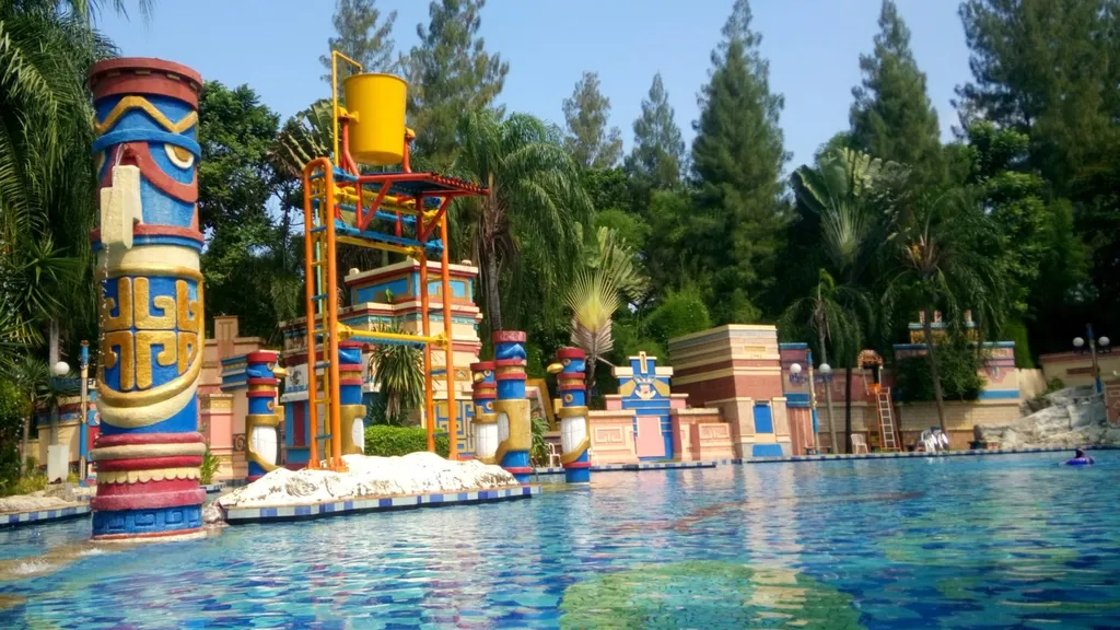 Eldorado Waterpark, 1. Taman Bunga Wiladatika, 2. Buperta Cibubur, 3. Kampung Cina, 4. Kampung Jepang, 5. Cibubur Garden Dairy, 6. Eldorado Waterpark, 7. Kampoeng Maen Cibubur, 8. Taman Lebah, 9. Telaga Arwana, 10. Taman Lalu Lintas Saka Bhayangkara