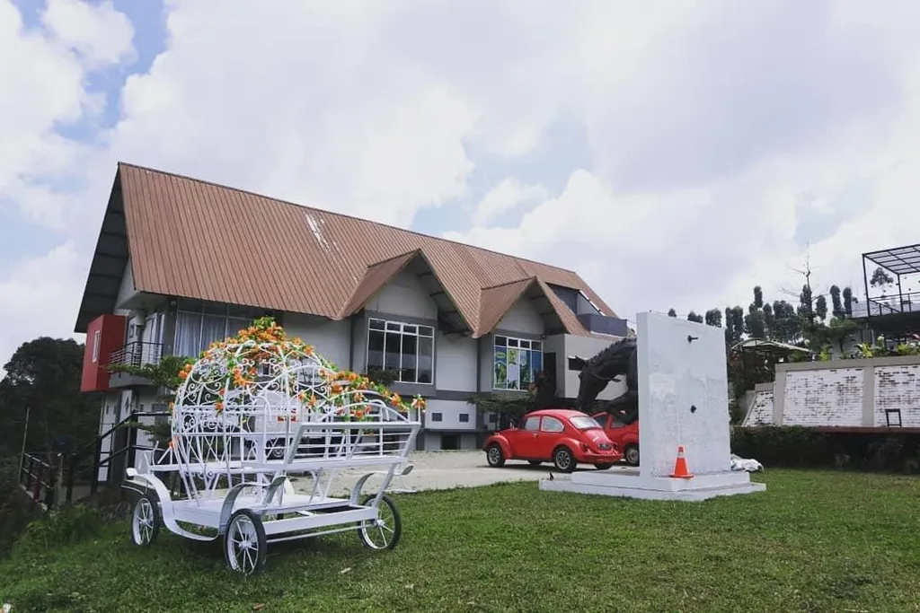 Equator Stable &amp; Resto, 1. Dusun Bambu (Burangrang Resto), 2. Lereng Anteng, 3. Tafso Barn, 4. Maja House, 5. Roxx Café Lembang, 6. Saung Pengkolan 1, 7. Equator Stable &amp; Resto, 8. The Peak Resort Dining, 9. Cakrawala Sparkling Nature