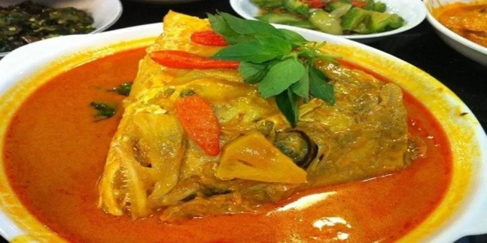 Gulai Ikan Sibolga, 1. Ikan Panggang Pacak, 2. Mie Gomak, 3. Ikan Panggang Geleng, 4. Lompong Sagu, 5. Gulai Ikan Sibolga, 6. Nasi Tue, 7. Sambal Andaliman, 8. Pale Badar atau Pepes Ikan Teri, 9. Ebi (Udang Kering), 10. Ikan Teri Sibolga