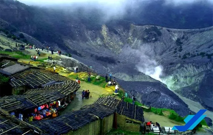 Gunung Tangkuban Perahu, 1. Bukit Bintang, 2. Gunung Tangkuban Perahu, 3. Puncak Ciumbuleuit, 4. Tahura Giri Jaya Lembang, 5. Sapu Lidi Lembang, 6. Kebun Begonia Lembang, 7. Kampung Daun, 8. The Peak Resort Dining, 9. Di’dieu Land, 10. Grafika Cikole