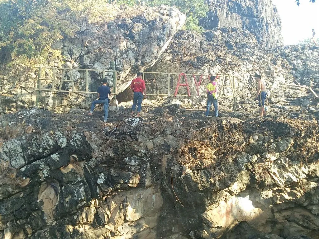 Goa Batu Ejayya, 1. Bukit Muntea, 2. Pantai Seruni, 3. Mini Showfarm, 4. Pantai Marina, 5. Air Terjun Bissappu, 6. Rumah Adat Balla Lompoa, 7. Hutan Pinus Rombeng, 8. Goa Batu Ejayya, 9. Permandian Eremerasa, 10. Air Terjun Simoko