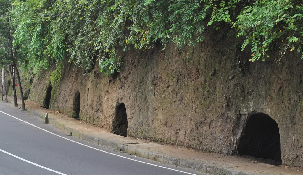 Goa Jepang Klungkung, 1. Kerta Gosa, 2. Pasar Seni Klungkung, 3. Pura Goa Lawah, 4. Desa Kamasan, 5. Goa Jepang Klungkung, 6. Pantai Pasih Uug, 7. Air Terjun Tukad Unda, 8. Angel’s Billabong, 9. Manta Point, 10. Tembeling Water Spring